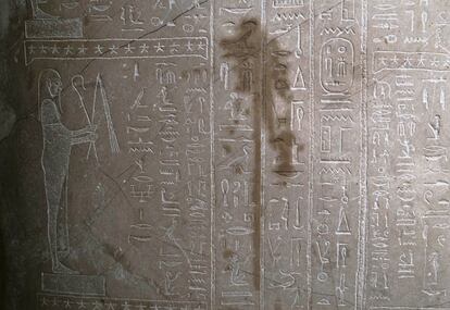 Detalle de los daños producidos a uno de los sarcófagos egipcios del Neue Museum de Berlín.
