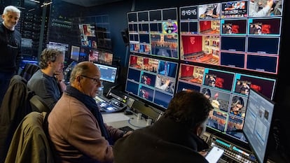 Sala de control de Canal Sur durante una emisión de las semifinales del Carnaval de Cádiz en 2023.