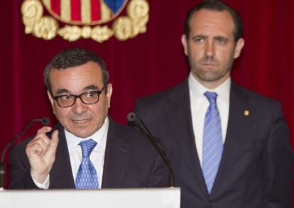 Aguiló junto al presidente Bauzá (derecha).