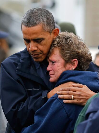 Obama consuela a Donna Vanzant, una víctima del huracán Sandy, en Brigantine, New Jersey, el 31 de octubre.