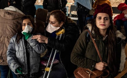 Pasajeras con máscaras por el coronavirus a su llegada en autobús a la zona kurda de Siria desde el Kurdistán iraquí a través del cruce fronterizo de Semalka este 1 marzo.