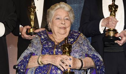 Anne V. Coates con su Oscar honorífico en 2016.