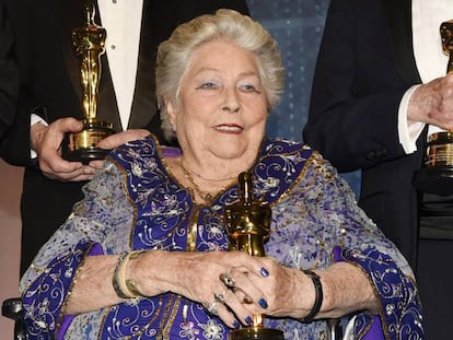 Anne V. Coates con su Oscar honorífico en 2016.