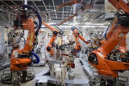 Robots para el montaje de coches eléctricos en la planta de Seat de Martorell (Barcelona), en una imagen de archivo.