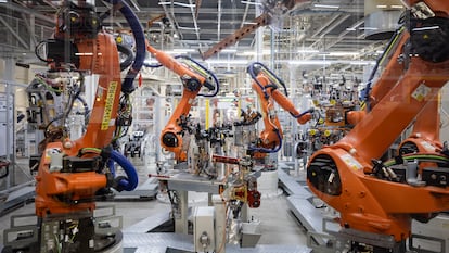 Robots para el montaje de coches eléctricos en la planta de Seat de Martorell (Barcelona), en una imagen de archivo.