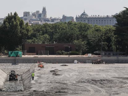 Estado actual del estanque del lago de la Casa de Campo durante su remodelación.