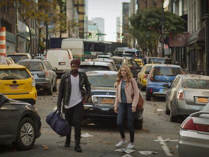 Jovan Adepo y Heather Graham, en el segundo capítulo de 'The Stand'.