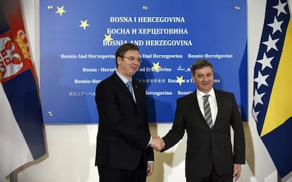 El serbio Aleksandar Vucic (izquierda) y su homólogo bosnio, Denis Zvizdic.