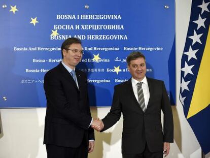 El serbio Aleksandar Vucic (izquierda) y su homólogo bosnio, Denis Zvizdic.