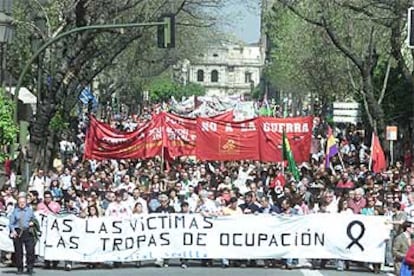 Manifestante contra la guerra durante la protesta convocada ayer en Sevilla.