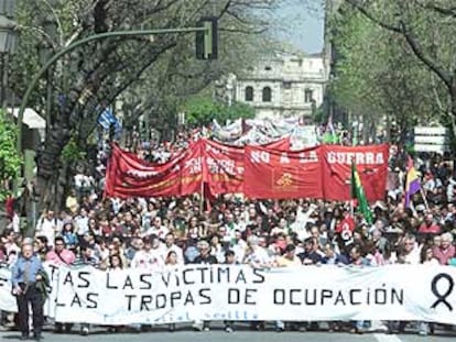 Manifestante contra la guerra durante la protesta convocada ayer en Sevilla.