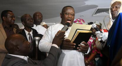 Julius Maada Bio, vencedor en las elecciones, jura el cargo como presidente de Sierra Leona, este jueves en Freetown.