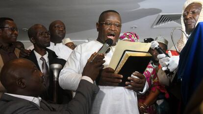 Julius Maada Bio, vencedor en las elecciones, jura el cargo como presidente de Sierra Leona, este jueves en Freetown.