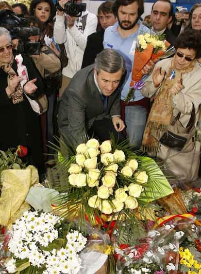 El secretario general del PP, Ángel Acebes, acompañado del presidente de Nuevas Generaciones, Nacho Uriarte, durante la ofrenda floral en la Plaza de la República Dominicana en la que rinden homenaje a las doce víctimas de ETA asesinadas en este lugar el 14 de julio de 1986.