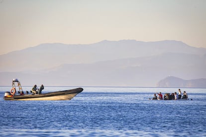 La Guardia Civil se aproxima a una embarcación semihundida para rescatar a sus ocupantes el 18 de mayo cerca de la costa de Ceuta.