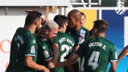 Los jugadores del Espanyol festejan el primer gol del partido. 