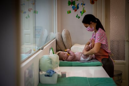 Tom, un bebé de seis meses, recibe un masaje de manos de una fisioterapeuta en Tu baby Spa Madrid, el pasado jueves. 