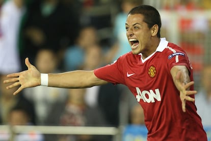 El Chicharito Hernández celebra su gol al Valencia tras batir a César