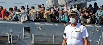 Un buc militar italià arriba al port de Pozzallo després de rescatar 350 immigrants al juny.