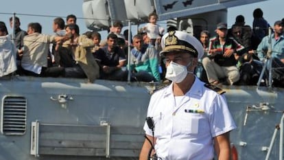 Un buque militar italiano llega al puerto de Pozzallo tras rescatar a 350 inmigrantes el pasado mes de junio.