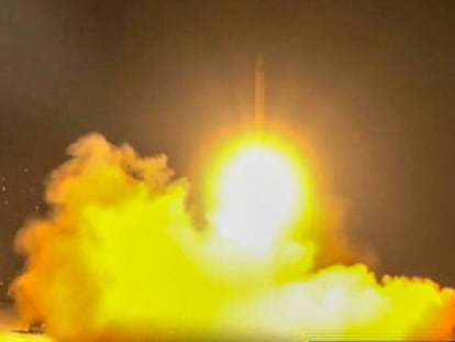 Captura de vídeo de la agencia estatal de noticias Iran Press que muestra el lanzamiento de un cohete contra la base militar estadounidense en Irak.