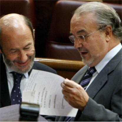 El ministro y vicepresidente económico del Gobierno, Pedro Solbes, en el debate sobre el techo de gasto en el Congreso junto al ministro de Interior, Alfredo Pérez-Rubalcaba.