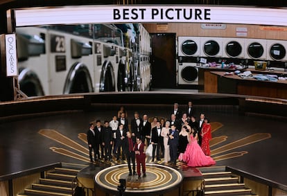 Andan revueltos los fans de 'Wicked' y también los de 'Dune'. Son incapaces de entender cómo dos películas con presupuestos gigantescos y recaudaciones millonarias (más de 700 millones se llevan embolsados el musical y la segunda parte de la saga de Denis Villeneuve) no parten como favoritas en los premios Oscar que se entregarán este domingo. Por su lado 'Emilia Pérez', que con sus 13 nominaciones sería la favorita de la noche si no hubiese sido vapuleada por sucesivas polémicas, apenas ha sobrepasado los seis millones en taquilla. Y la que llega con más brío al final de la carrera de premios, 'Anora', a duras penas se acerca a los 40 en la taquilla global. La disparidad entre los gustos de los académicos y el gran público ha estado presente siempre, aunque durante los noventa se diluyó gracias a los más de 2.000 millones de Titanic y a un puñado de películas que sobrepasaban holgadamente los 300 millones como 'Forrest Gump', 'Una mente maravillosa' o 'Gladiator'. Desde 1985 hasta 2003, tan sólo 'El último emperador' recaudó menos de 60 millones de dólares, algo que se ha convertido casi en una constante en el siglo XXI. Este divorcio entre los que pagan por ver las películas y los que las hacen llevó a la Academia a ampliar la lista de nominados a mejor película de cinco a diez nominadas, lo que permitió que en ella se colasen títulos con escasas posibilidades de alzarse con el premio gordo: véanse títulos de Marvel o Pixar, pero que servirían de acicate para los espectadores de la gala. Y los datos de audiencia son también relevantes para la Academia, que todavía añora aquel éxito de Titanic que llevó a la gala a ser vista por más de 55 millones de espectadores. En 2021 ni siquiera diez millones sintonizaron la retransmisión. Algunas cifras de esta lista son altas (van de los dos millones a los 160 de recaudación), pero todas explican como, en su contexto y comparadas con otras nominadas de su mismo año, un premio Oscar a mejor película no siempre garantiza que la gente corra a las salas de cine para comprobarlo.