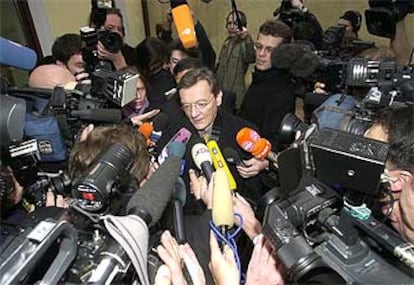 El canciller Wolfgang Schüssel, rodeado de periodistas ayer después de votar en la capital austriaca.