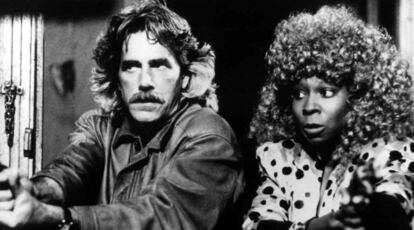 El actor Sam Elliott ha acusado a los católicos de presionar a Hollywood para que desistan de producir las dos segundas partes de la trilogía fantástica de <i>La materia oscura</i>, ha informado el diario <i>Evening Standard</i>. Según el periódico, los productores norteamericanos han renunciado a filmar el resto de la trilogía pese al éxito de la primera parte, titulada <i>The Golden Compass</i> (<i>La brújula dorada</i>), hace dos años. La película, basada en una obra del escritor británico Philip Pullman, irritó a la jerarquía católica, que consideraba que promovía el ateísmo. Los católicos estadounidenses organizaron el boicot de la película y el presentador de la cadena estadounidense FOX, Bill O'Reilly, criticó su estreno en 2007, calificándolo de "guerra contra la Navidad".