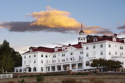 El Stanley Hotel sirvió a Stephen King como base para escribir la novela de El Resplandor, que posteriormente fue llevada al cine por Kubrick. Ofrece tours en busca de contactos paranormales