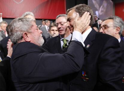 Un Lula eufórico consuela a José Luis Rodríguez Zapatero tras la votación del COI. En el centro, el alcalde de Madrid, Alberto Ruiz-Gallardón.