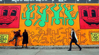 La gente camina por una recreación de un mural sin título pintado por el artista Keith Haring en Nueva York.