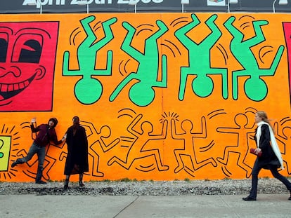 La gente camina por una recreación de un mural sin título pintado por el artista Keith Haring en Nueva York.