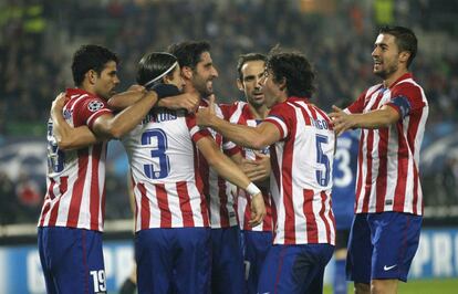 Los jugadores del Atletico celebran el gol de Raúl García, que abría el marcador.