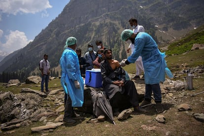 Un sanitario administra una dosis de vacuna contra la covid-19 a un pastor, durante una campaña de inmunización en Lidderwat (India), el 10 de junio de 2021.