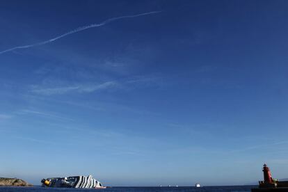 La búsqueda ha sido suspendida debido a la inestabilidad del crucero que encalló en medio de rocas en la costa de la isla de Giglio