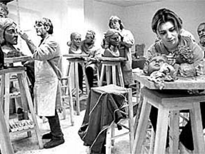 Esther López (derecha), con otros integrantes del taller de Imaginería.