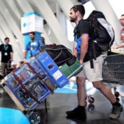 Los primeros participantes en la 15 edición de la Campus Party entran en el edificio del Ágora de la Ciudad de las Ciencias de Valencia