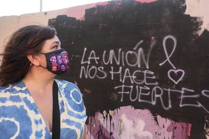 Fabiola Ortega, vecina del barrio madrileño de La Concepción, posa este lunes delante del mural vandalizado.