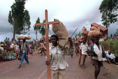 Después de la masacre de sus tropas, Bélgica retiró al resto de sus fuerzas, seguida por otros países, lo que llevaría a que el 21 de abril la UNAMIR (Misión de Asistencia de Naciones Unidas para Ruanda, en sus siglas inglesas) se viera obligada a reducir sus efectivos. En la imagen, un ruandés de la etnia hutu con una cruz huye junto a decenas de personas hacia la frontera de Tanzania desde el campamento de refugiados en Magara, cerca de la ciudad de Ngozi (norte de Burundi), el 31 de marzo de 1995.