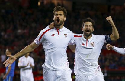 Llorente celebra su segundo gol junto a Coke.