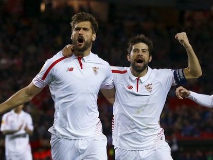 Llorente celebra su segundo gol junto a Coke.