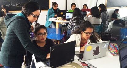 Jóvenes aprendiendo programación en Lima, Perú.