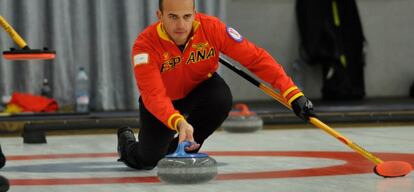 Antonio Mollinedo durante un torneo de curling.