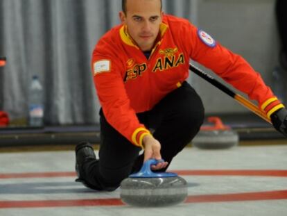 Antonio Mollinedo durante un torneo de curling.