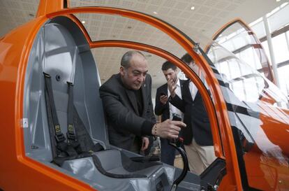 El diputado general de Gipuzkoa, Martin Garitano, observa el interior del helicóptero fabricado por Aeris Naviter.