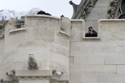 Un franctirador fa guàrdia a la basílica de Saint-Denis prop del lloc on s'ha dut a terme l'operació antiterrorista.