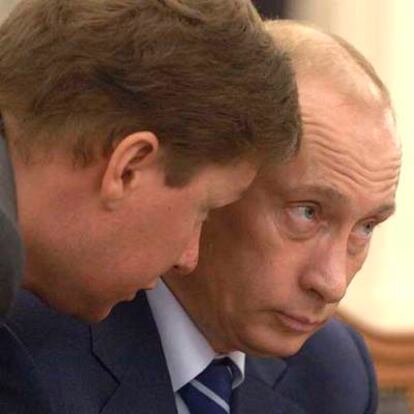 El presidente de Gazprom, Alexei Miller, conversa ayer con Putin en Turkmenistán.