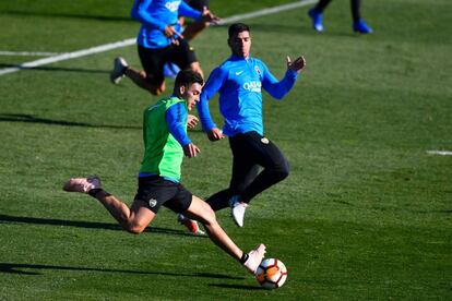 Cristian Pavón intenta un remate durante un entrenamiento con Boca.