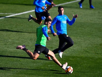 Cristian Pavón intenta un remate durante un entrenamiento con Boca.